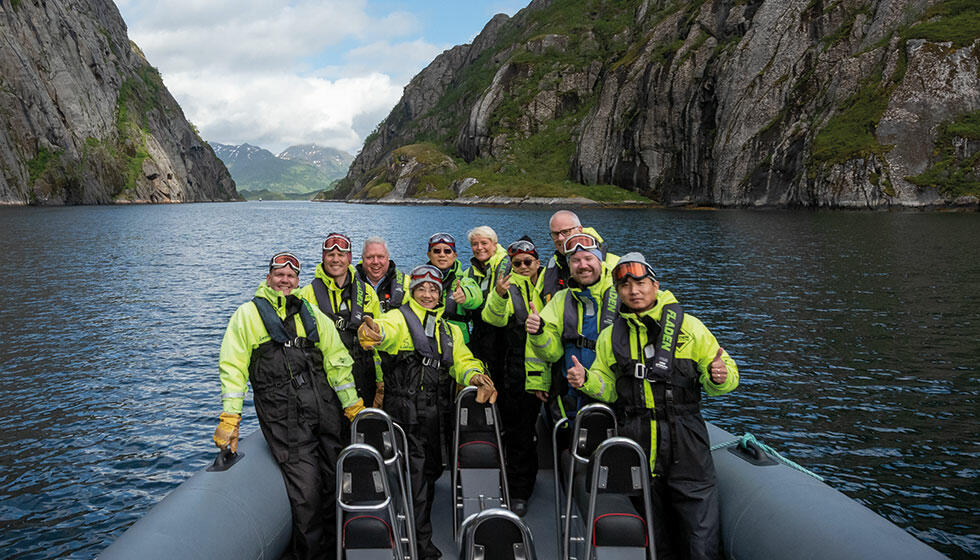NORD-NORSK NATUR: MG-sjefene og MG Norge på båttur i Trollfjorden i Lofoten sammen med Bil i Nord