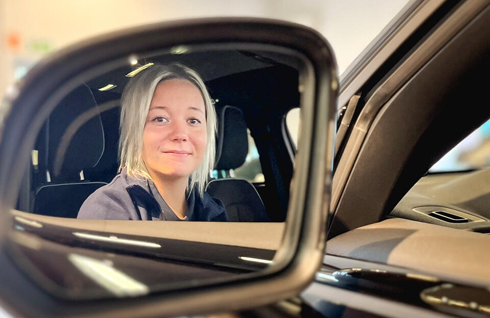 Miriam Stoltz på Sortland koser seg bak rattet i en splitter ny Volvo