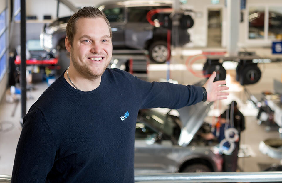 Fredrik Kristiansen viser fram det nye bilvkerstedet i Mosjøen