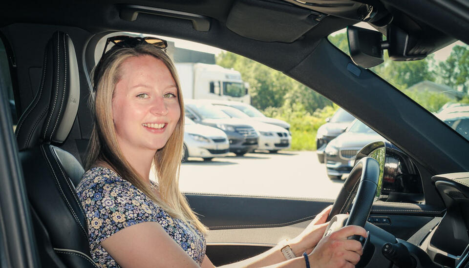 FORNØYD: Therese Sivertsen fra Gibostad på Senja er svært fornøyd med valget av ny bil. – Det er god kjørekomfort, sier hun.