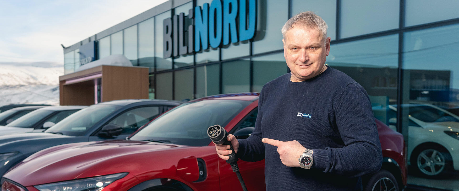 Roar Jensen, Ford-selger hos Bil i Nord Tromsø, opplever at stadig flere kunder nå vil ha elbil.
