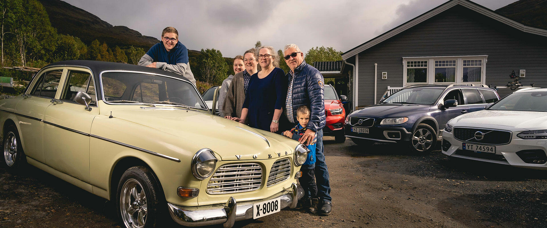 Familien Stormo sammen med flere av sine Volvoer