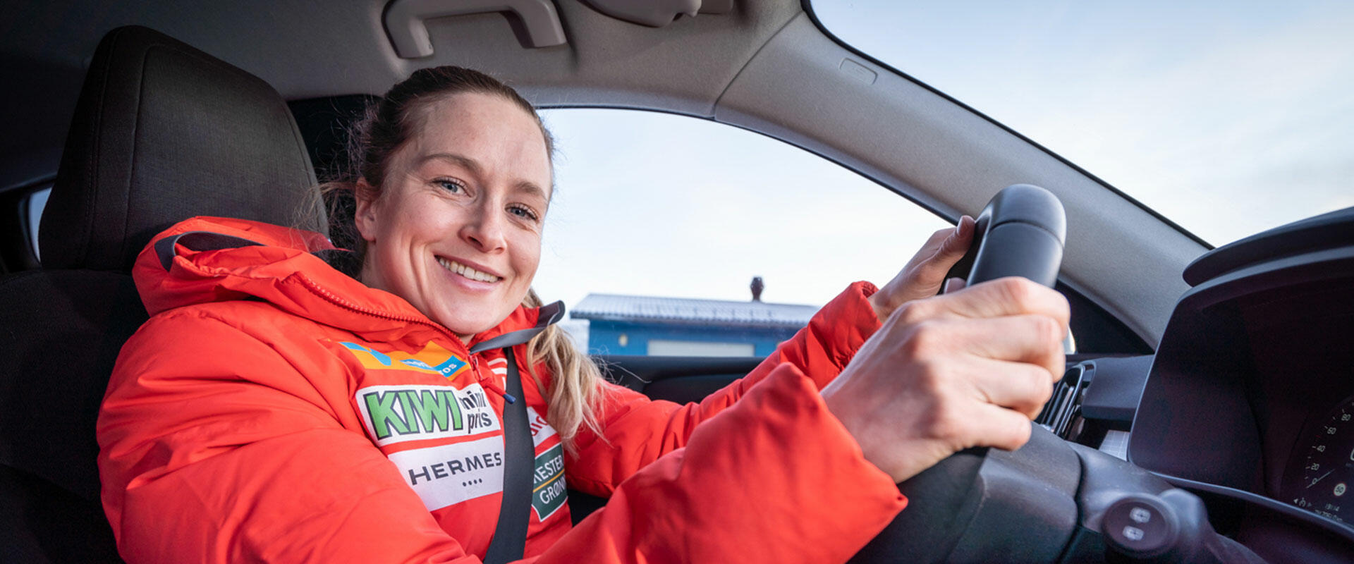 Skiløper Anna Svendsen holder i rattet i sin Volvo XC40 