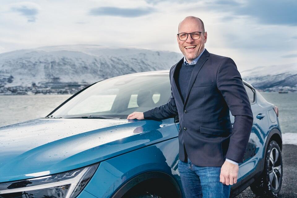 PRØVEKJØRING: Volvo-selger Jon Christoffersen hos Bil i Nord inviterer alle interesserte til å komme og prøvekjøre elektriske Volvoer.