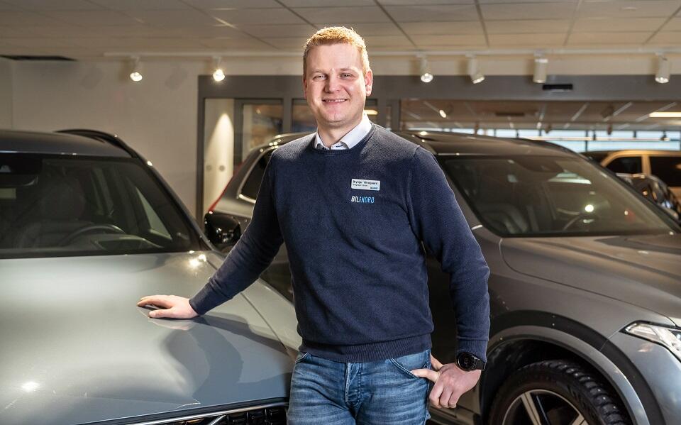 HØYE KRAV: Hver Volvo Selekt-bruktbil må gjennom en omfattende kvalitetskontroll for å møte Volvos krav til sikkerhet, ytelse og utseende, forteller Brynjar Yttregaard ved Bil i Nord Tromsø.