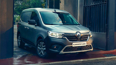 Nye Renault Kangoo kjører gjennom en åpen port