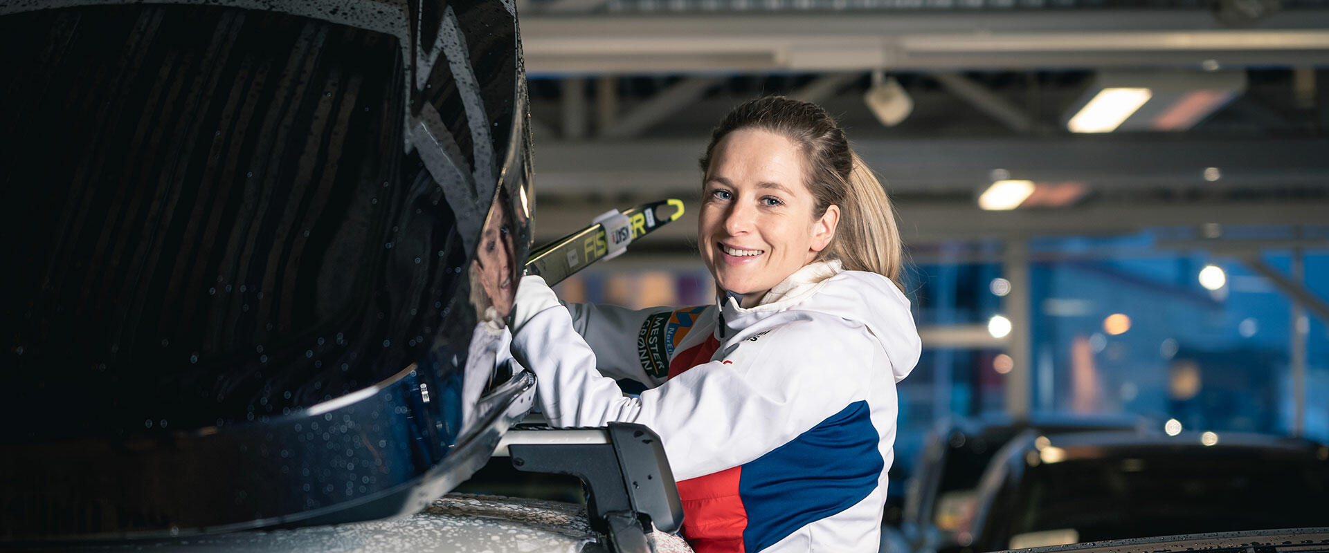 Skiløper Anna Svendsen viser fram en takboks