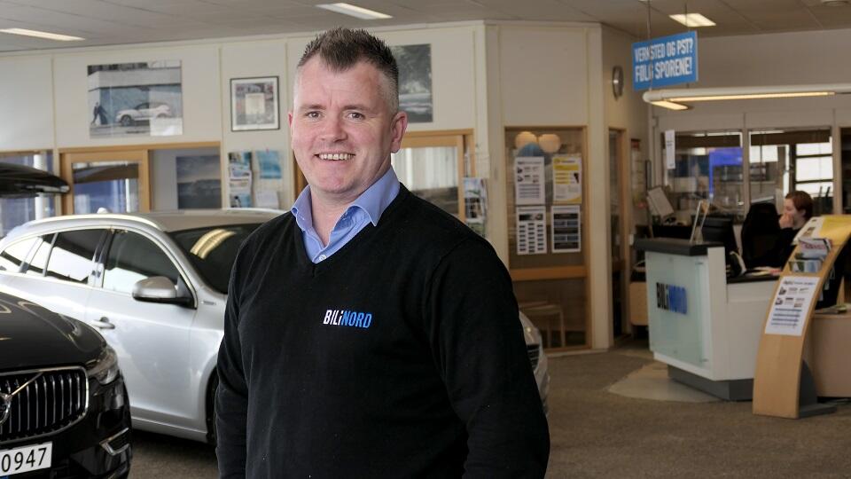 BRUKTBILER: Bil i Nord har til enhver tid over 300 bruktbiler til salgs, forteller bilselger Krister Svedal i Mosjøen.
