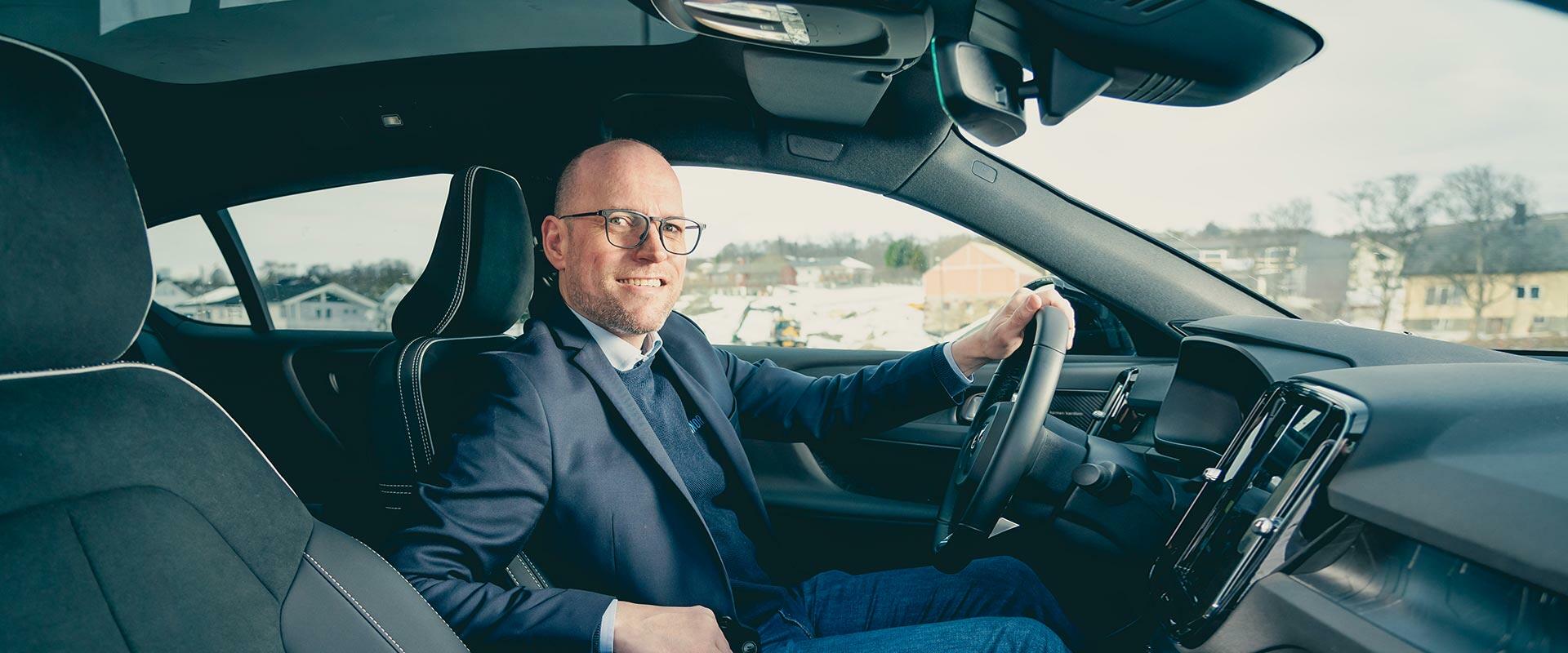 Bil i Nord-selger Jon Christoffersen i en Volvo C40