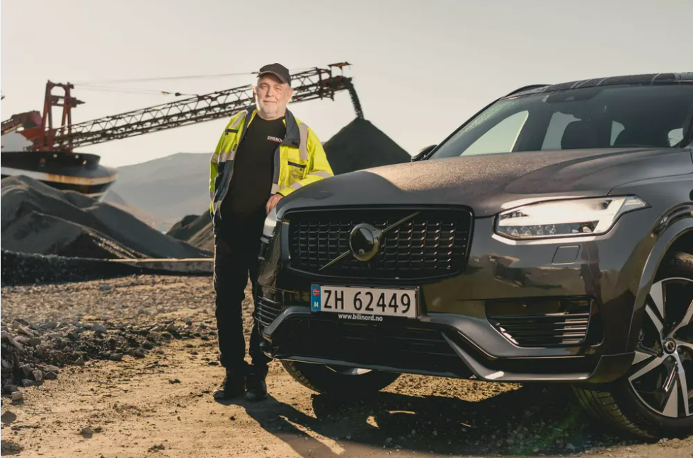 NY BIL: Bjørn Inge Lind er svært fornøyd med den nye bilen sin, en Volvo XC90 med ekstra lang rekkevidde. FOTO: TROND TOMASSEN, INORD