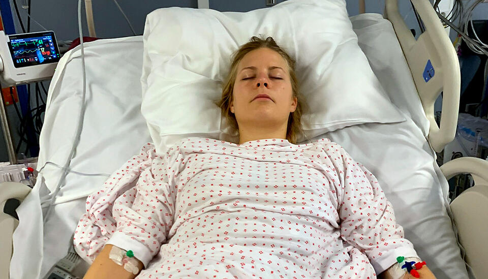 Kristina ble sendt i helikopter til UNN i Tromsø, og rett på operasjonsbordet med store indre blødninger. FOTO: PRIVAT
