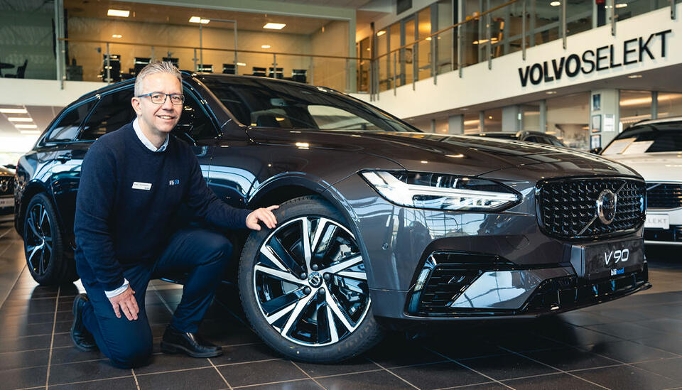 Bilselger Viggo Henningsen med en flunkende ny Volvo V90 recharge